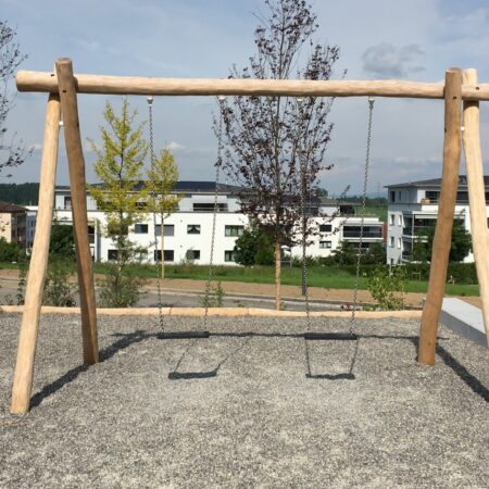Doppelbrettschaukel auf Kies