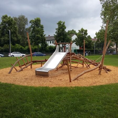 Kletterkonstrukt mit Rutsche