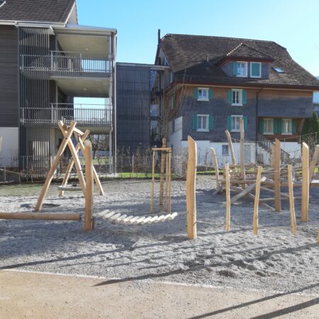 Rollbalken, schwebende Hölzer und Wackelsteg