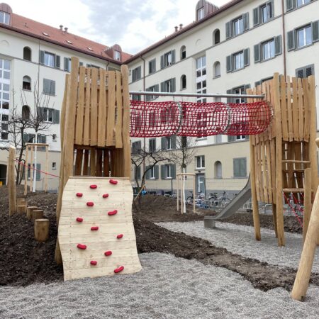 Türme mit Kletterwand und Netzröhre