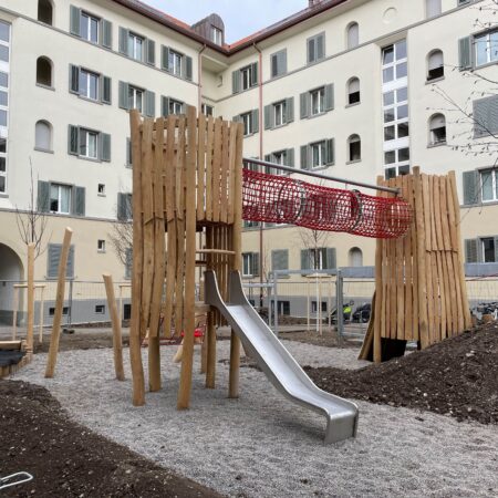 Türme mit Rutsche und Netzröhre