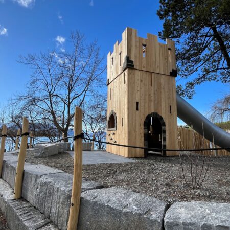 Burg mit Röhrenrutsche