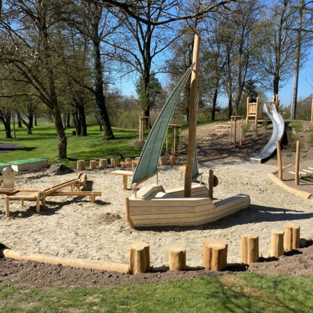 Schiff im Sandbereich