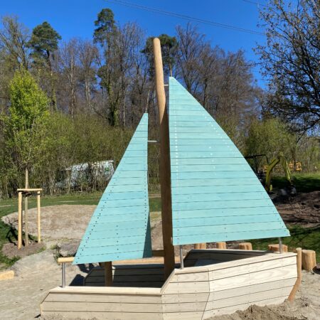 Schiff im Sandbereich